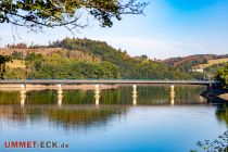 Die Brücke über die Listertalsperre bei Tiefstand. • © ummeteck.de - Silke Schön